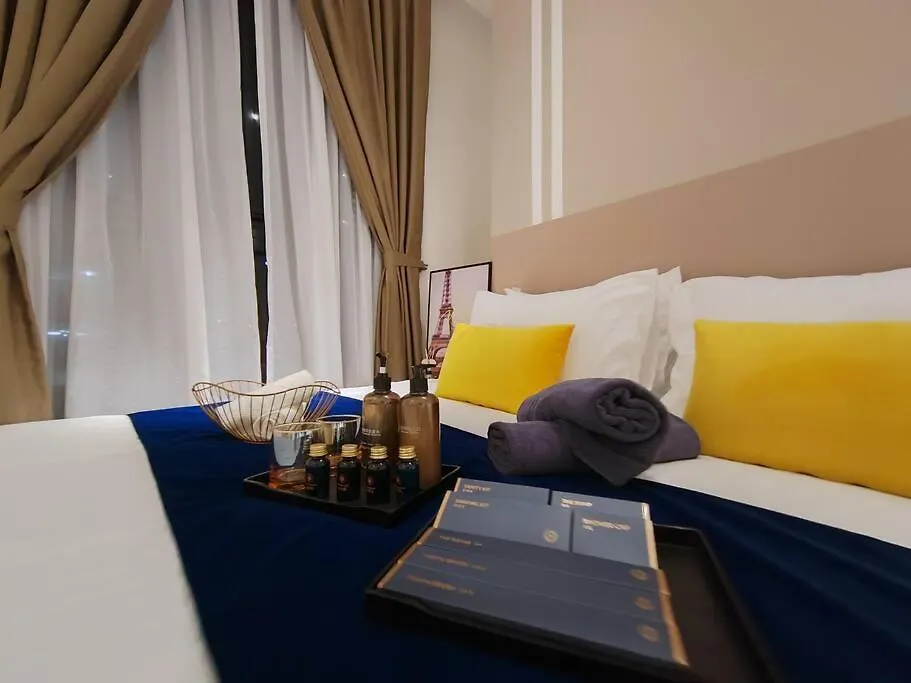 Mont Kiara Hyatt Arcoris Sunway 163 2-Bedroom With Balcony 2-4Pax 0*, Куала-Лумпур